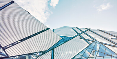 Edificio moderno con pareti in vetro e metallo